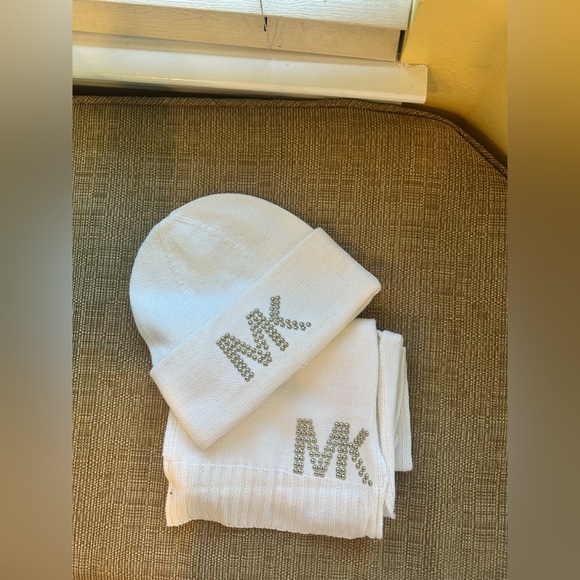NWOT Michael Kors White Kids Beanie and Scarf Set - Picture 1 of 2